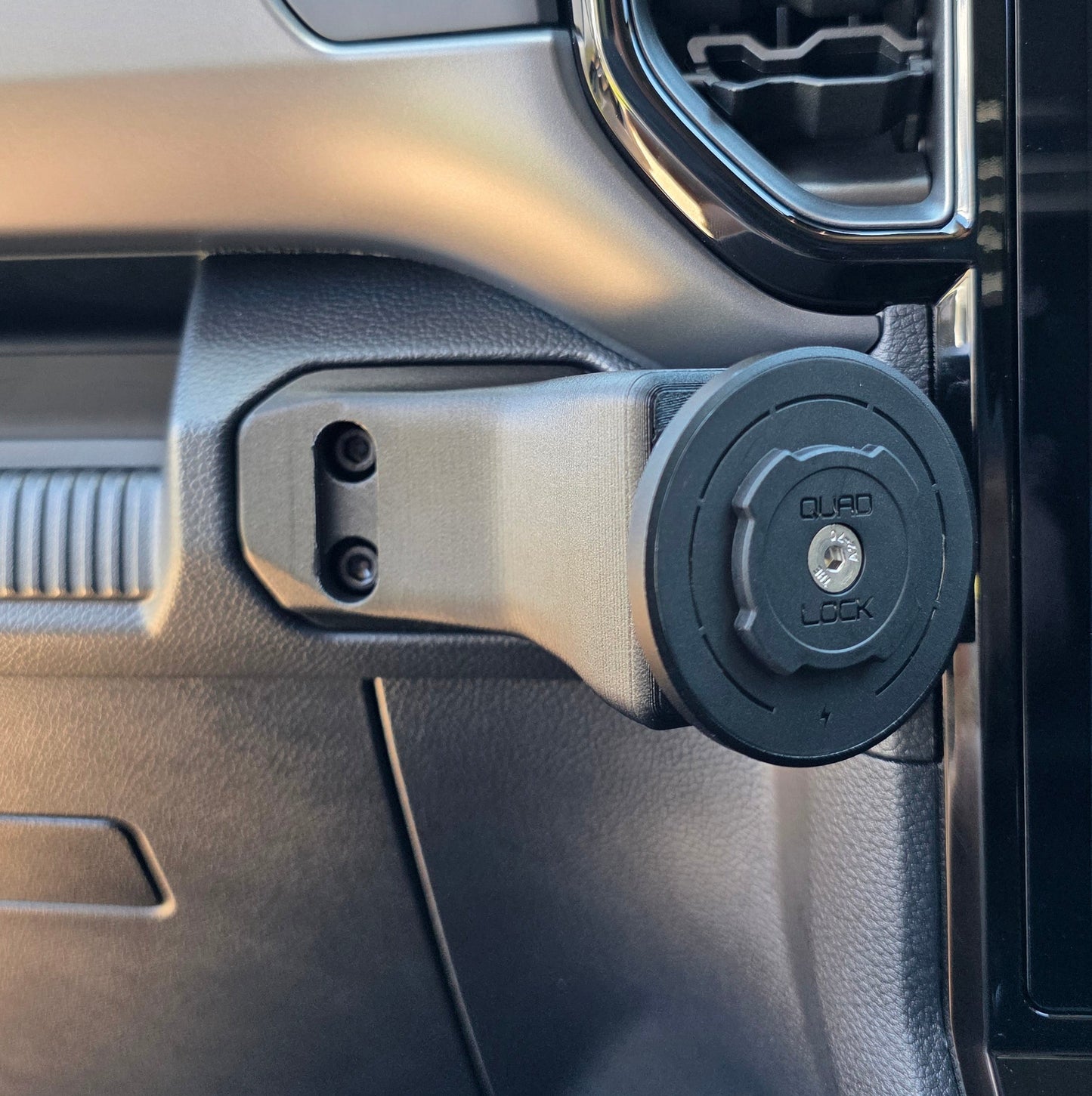 UHF/Quadlock/Universal Dash Mount for Ford Ranger Super Duty